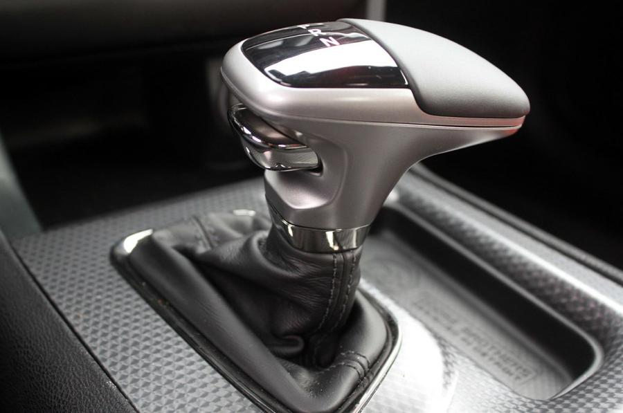 Детали интерьера Dodge Charger SRT Hellcat 2015 года  (фото 110 из 111)